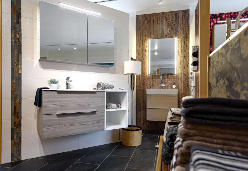 Bäderstudio der Wenzel GmbH: Waschtische mit Spiegelschrank und Holzwand