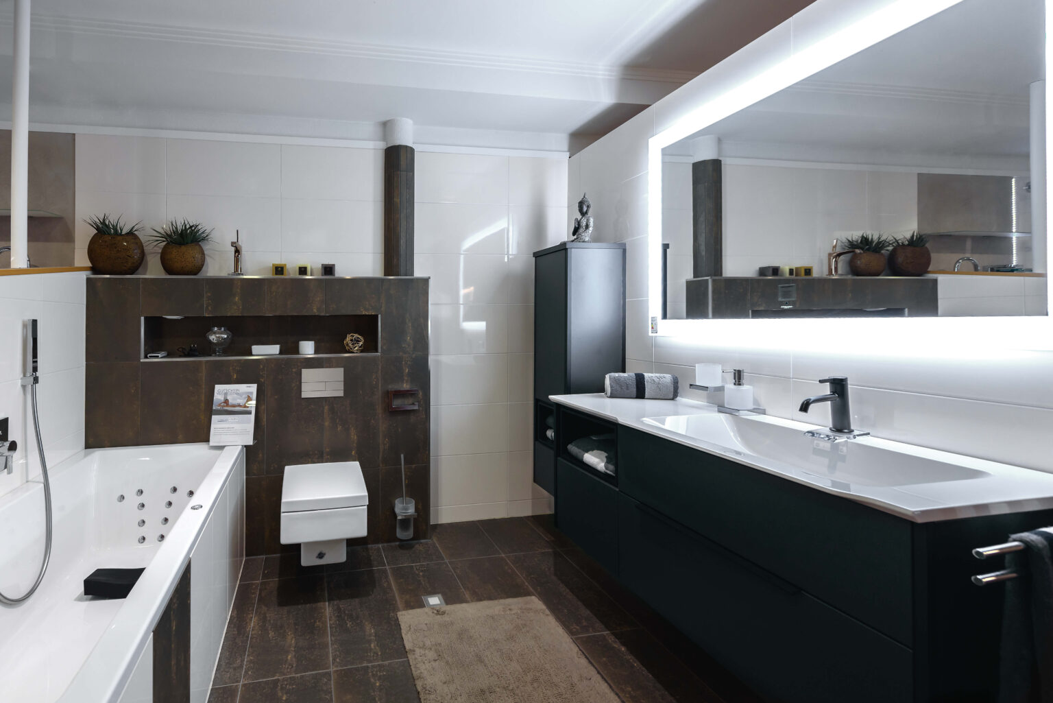 Bäderstudio der Wenzel GmbH: Badausstellung mit Whirlpool-Wanne, Wand-WC und beleuchtetem Spiegel