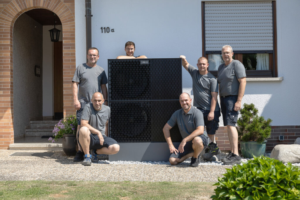 Das Team der Wenzel GmbH mit einer neu installierten Wärmepumpe